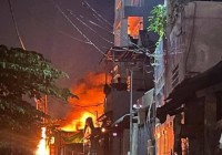 Cháy xưởng ghế sofa ở quận Bình Tân, dân phụ dập lửa bất thành