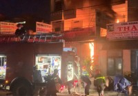 TP.HCM: Gia đình 4 người mắc kẹt trong ngôi nhà bốc cháy lúc rạng sáng