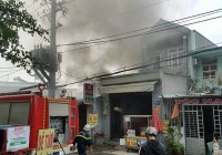 Cháy nhà tại Bình Chánh vắng chủ, dân phá cửa cứu được 2 xe máy