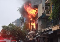 TP.HCM: Nhà 3 tầng bị cháy dữ dội, người dân leo sân thượng dập lửa