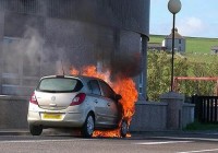 Làm gì nếu bạn gặp sự cố cháy xe ô tô?